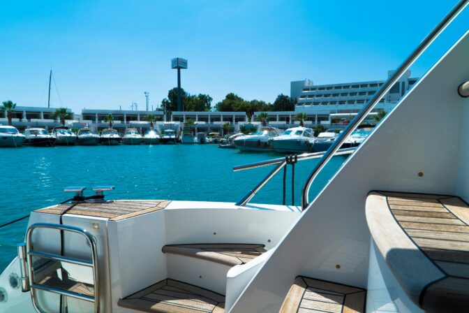 Skippered vs. Bareboat Charter: Which Fits You?