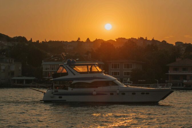 Best Time to Book a Yacht Charter SG: Ultimate Guide