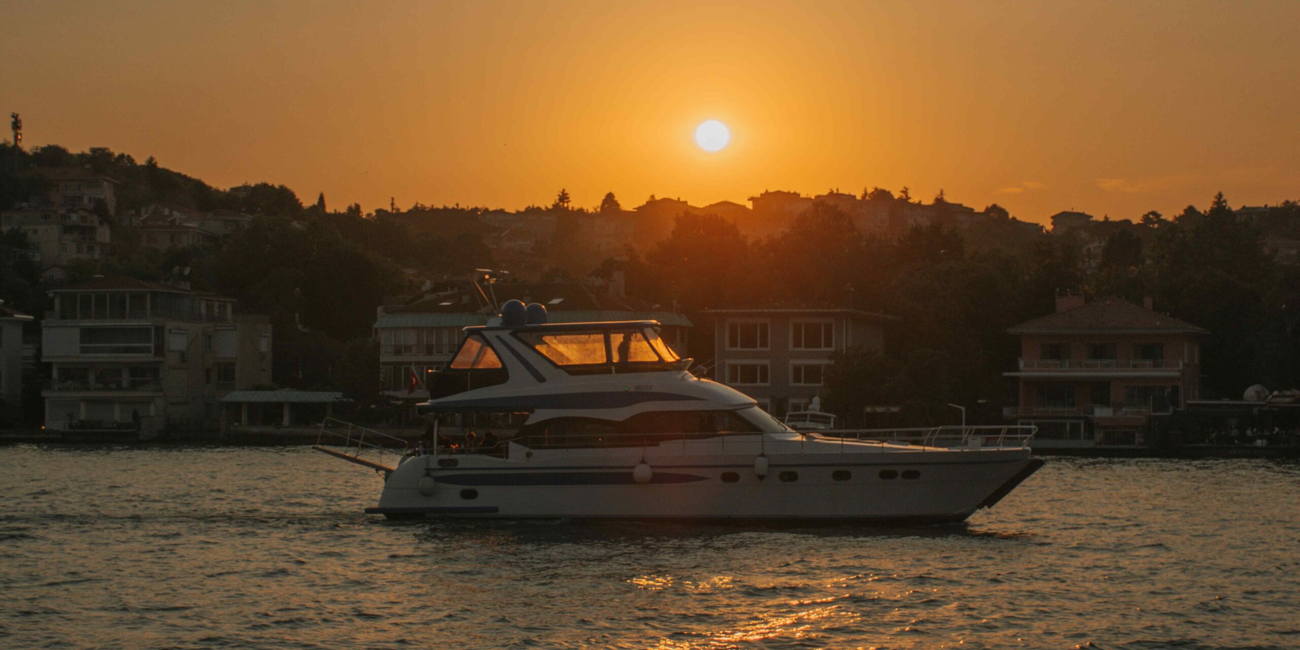 Best Time to Book a Yacht Charter SG: Your Ultimate Guide to Smooth Sailing