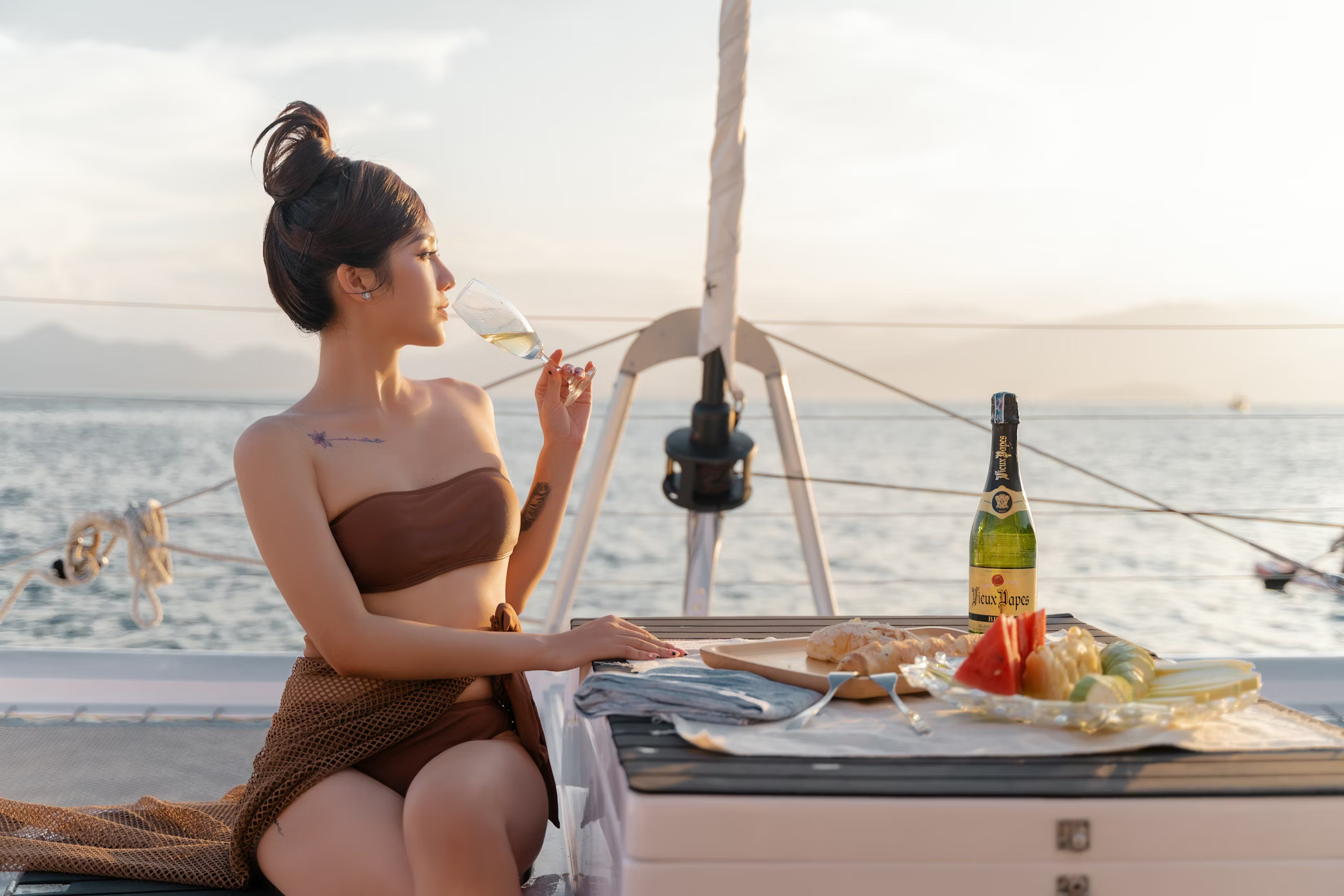 Yacht Rental Food Guide: What to Eat and Drink Onboard in Singapore